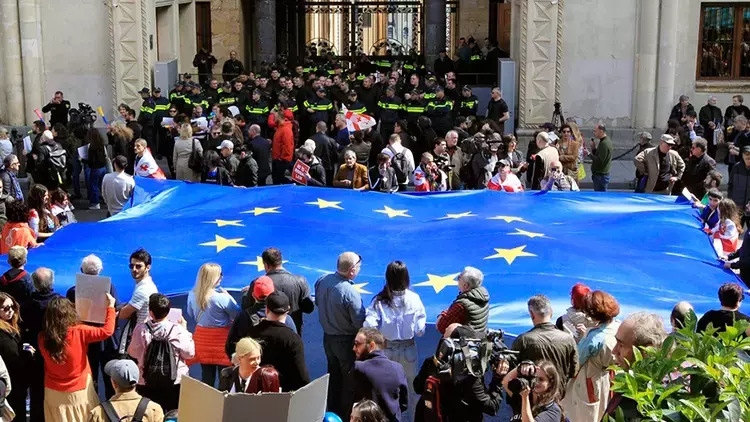 Gürcistan parlamentosu önünde protesto